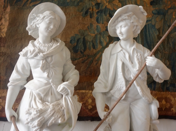 Pair of tall Paris porcelain biscuits : a couple of farmers harvesters - 19th century - 54cm